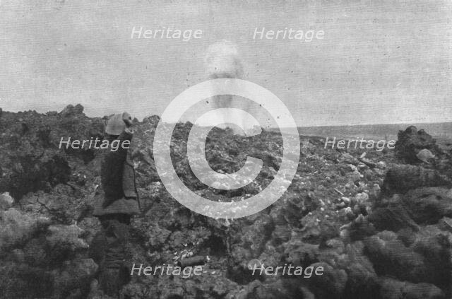 'Nos officiers et nos soldats au combat; dans la Meuse, devant Fleury, en septembre..., 1916. Creator: Unknown.