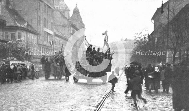 ''La Chute des Habsbourg; Camions automobiles charges de soldats revolutionnaires circulant..., 1918 Creator: Emery Revesz-Biro.