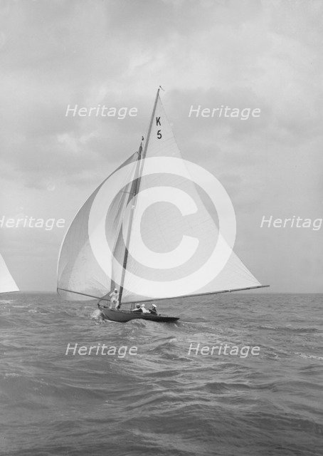 The 7 Metre yacht Strathendrick (K5) sailing with spinnaker, 1914. Creator: Kirk & Sons of Cowes.