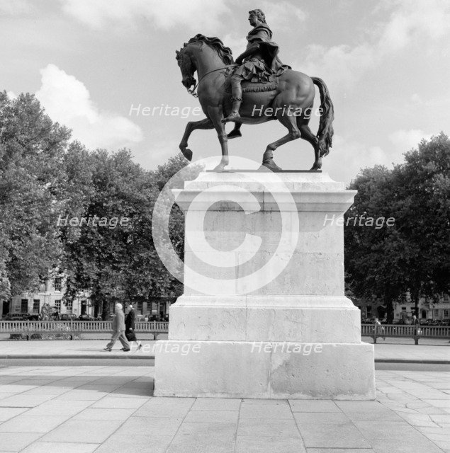 King William III statue, Queen Square, Bristol, 1945. Artist: Eric de Maré