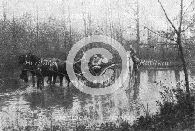 'Visions de guerre sur le front russe; la route dans les marecages. Quand ce cliché fut...', 1916. Creator: Unknown.