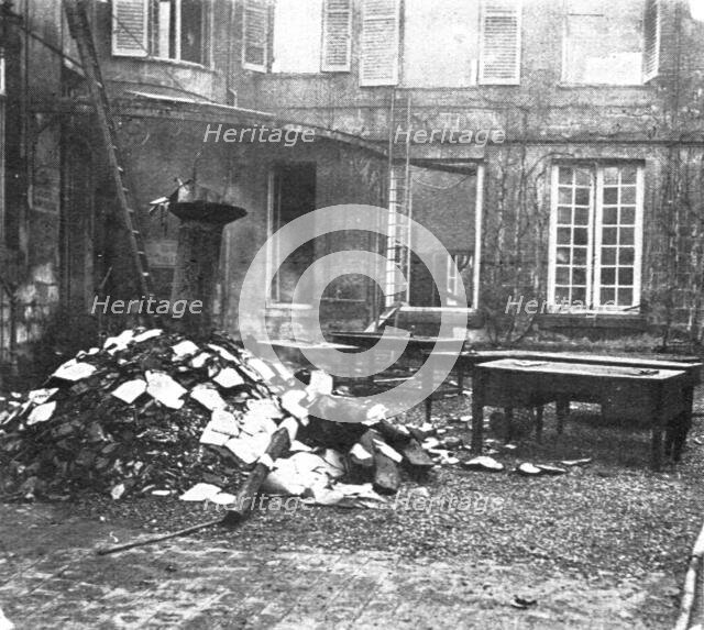 ''Les Combats Devant Soissons; La cour du Palais de Justice incendie', 1915. Creator: Unknown.