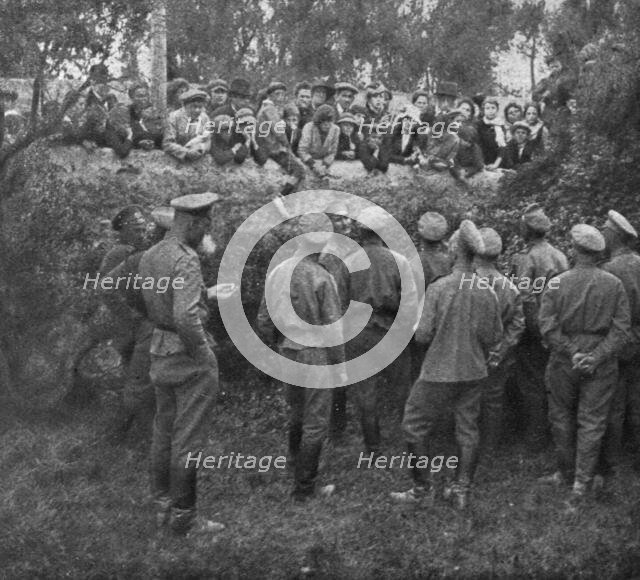 'Les Russes en France; les soldats russes et la population marseillaise fraternisent', 1916. Creator: Unknown.
