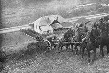 'Aux armees Roumaines ; piece d'artillerie menee a sa position', 1916. Creator: Unknown.