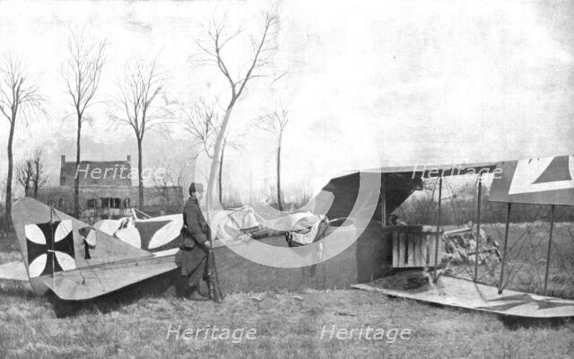 ''Apres le Combat; Une sentinelle francaise veille le corps d'un aviateur ennemi reposant..., 1916. Creator: Unknown.