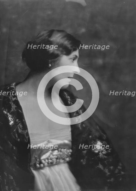 Lindahl, A., Miss, portrait photograph, 1915 Sept. 22. Creator: Arnold Genthe.