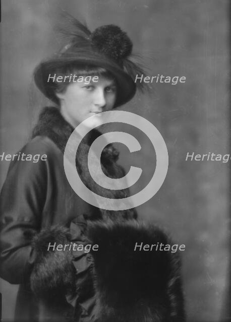 Bergin, Lynda Bryant, Miss, portrait photograph, 1915 Jan. 26. Creator: Arnold Genthe.