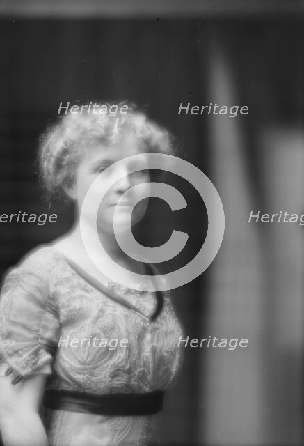 Unidentified woman, possibly Miss Oaks or Mrs. K. Kitchen, portrait photograph, ca. 1912. Creator: Arnold Genthe.