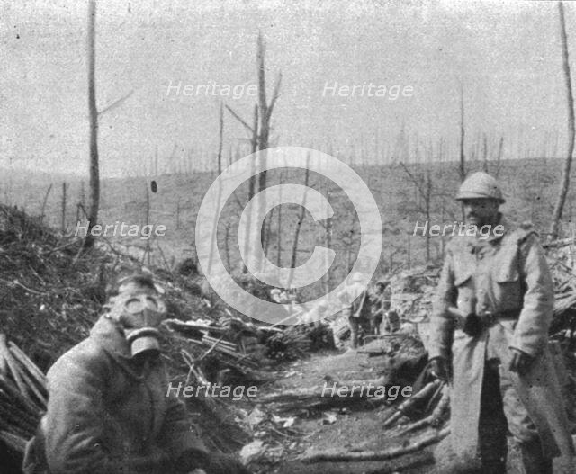 'La reprise du bois de la Caillette; Un soldat essaie un masque allemand trouve sur le terrain',1916 Creator: Unknown.