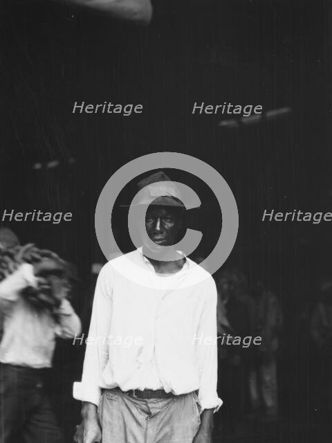 Unloading bananas, New Orleans, between 1920 and 1926. Creator: Arnold Genthe.