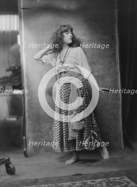 Dolly sister, portrait photograph, 1916. Creator: Arnold Genthe.