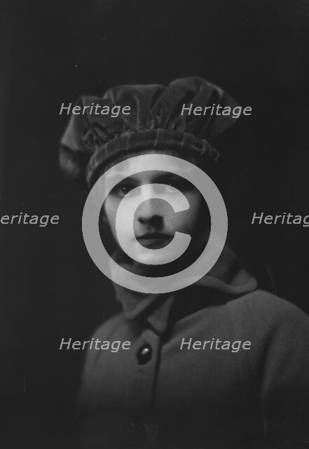 Isadora Duncan dancer, portrait photograph, between 1915 and 1923. Creator: Arnold Genthe.