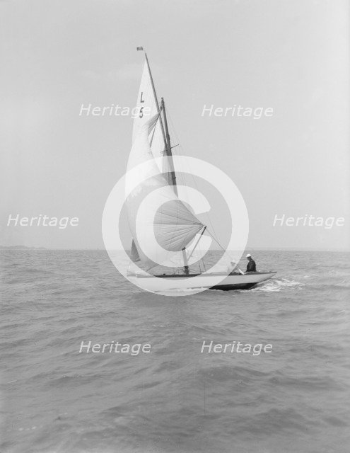 'Snowdrop' sailing under spinnaker, 1911. Creator: Kirk & Sons of Cowes.