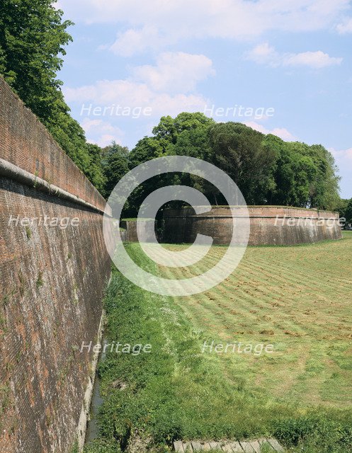 Town walls, Lucca, Tuscany, Italy