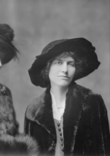 Burns, Florence, Miss, portrait photograph, 1915 Jan. 26. Creator: Arnold Genthe.