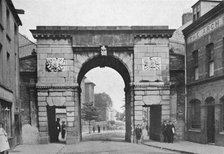 Bishop's Gate, Londonderry, 1924-1926. Artist: WA Green