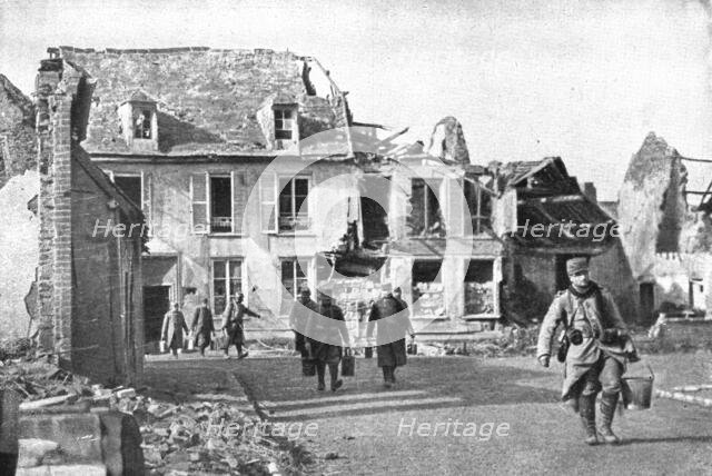 ''La vie en Campagne; A la faveur d'une accalmie, la soupe est portee dans les tranchees', 1914. Creator: Unknown.