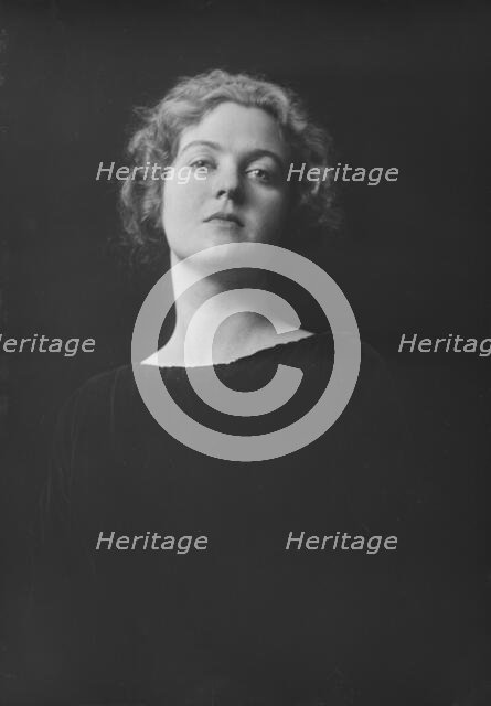 Miss Helen Trotter, portrait photograph, 1918 Dec. Creator: Arnold Genthe.