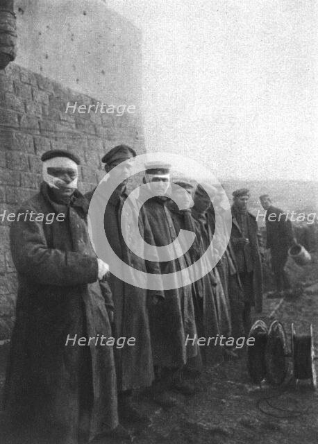 'Notre offensive du 15 decembre 1916; Les Allemands occupant la ferme des Chambrettes se defendirent Creator: Unknown.