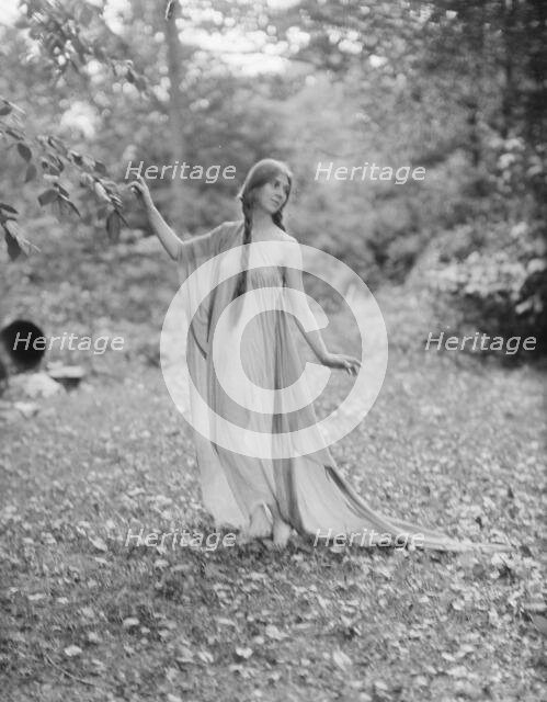 Florence Noyes dancers, between 1915 and 1918. Creator: Arnold Genthe.