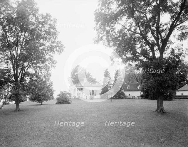 S.E. view of the mansion, Mt. Vernon, Va., between 1900 and 1915. Creator: Unknown.