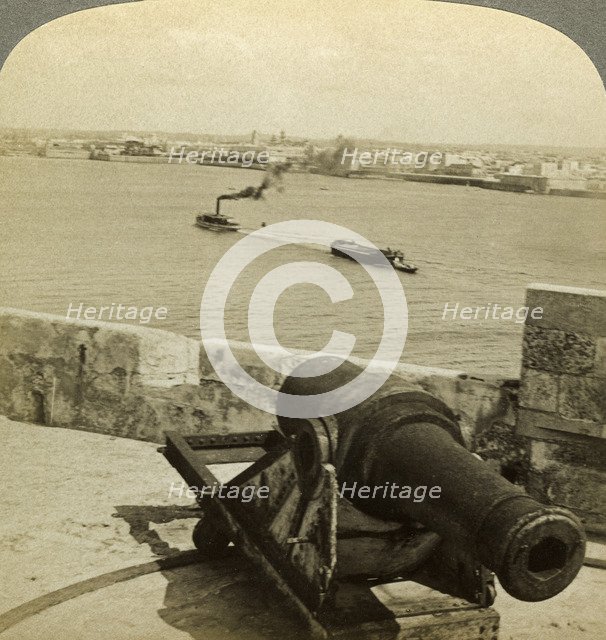 Cannon, Morro Castle, Havana, Cuba.Artist: Underwood & Underwood