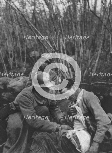 ''Pendant le Combat; Les premiers soins aux blesses', 1916 (1924). Creator: Unknown.