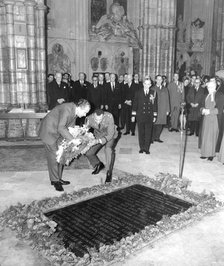 President Nixon lays a wreath at the Tomb of the Unknown Warrior, Westminster Abbey, London, 1969. Artist: Unknown