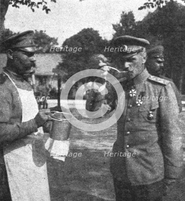 'Les russes en France; Le general Lokhvitzky goute le bouillon des soldats', 1916. Creator: Unknown.