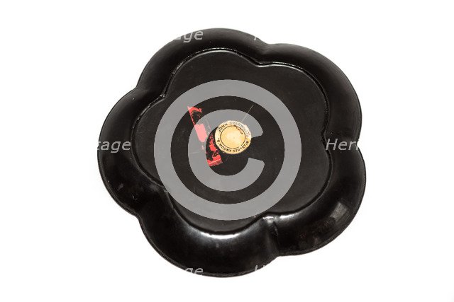 Lacquer dish with inlays, 1662-1722. Artist: Unknown.