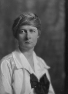 Reynolds, Jackson, Mrs., portrait photograph, 1915. Creator: Arnold Genthe.