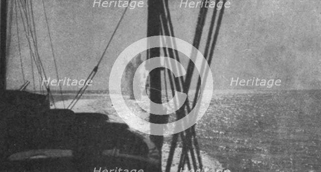 'Le "Goeben" contre le torpilleur "Schastlivyi" (21 sept. 1915); Les deux projectiles...', 1915. Creator: Unknown.