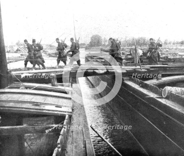 ''Devant les Falaises de L'Aisne; Un pont sur l'Oise improvise par le genie', 1914. Creator: Unknown.