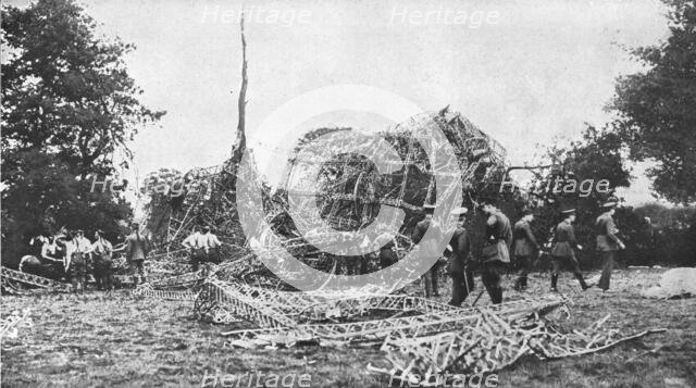 'Les epaves de l'air; Les debris du zeppelin L-32 abattu a coups de canon, dans la nuit du 23 au 24  Creator: Unknown.
