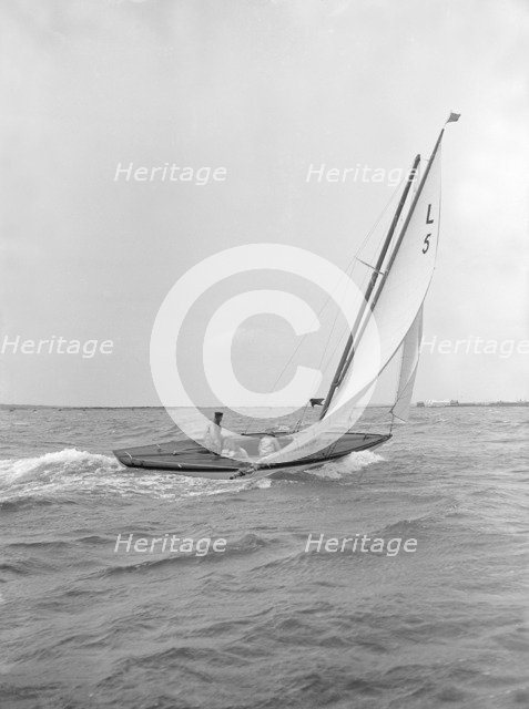 The 6 Metre 'Vanda' sailing broad reach, 1913. Creator: Kirk & Sons of Cowes.