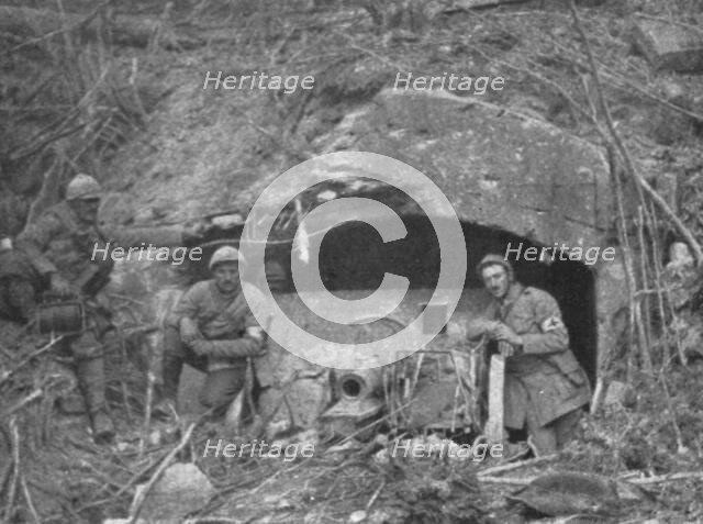 'La Bataille de la Somme; Obusier allemand de 105, pres d'Estrees, dans une casemate..., 1916. Creator: Unknown.