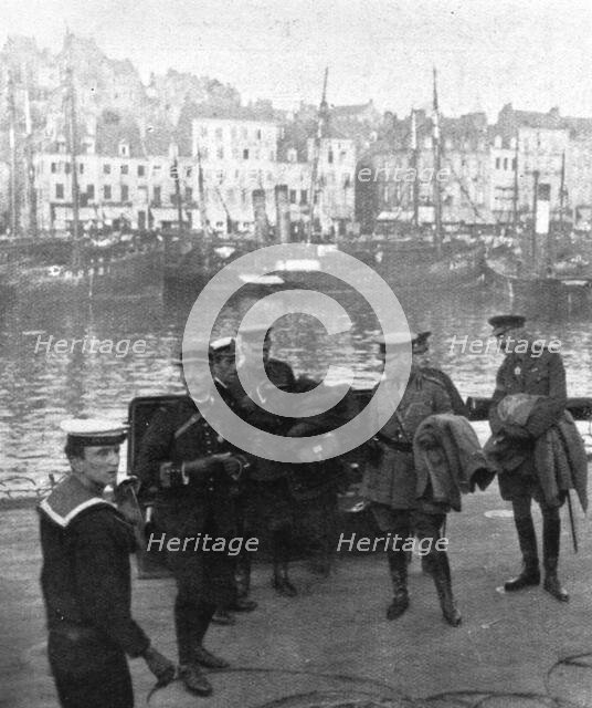 'La cooperation Britannique; Le general French et son etat-major arrivent a Boulogne', 1914. Creator: Unknown.