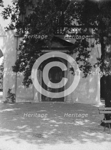 Unidentified building, possibly in Charleston, South Carolina, or New Orleans, between 1920 and 1926 Creator: Arnold Genthe.
