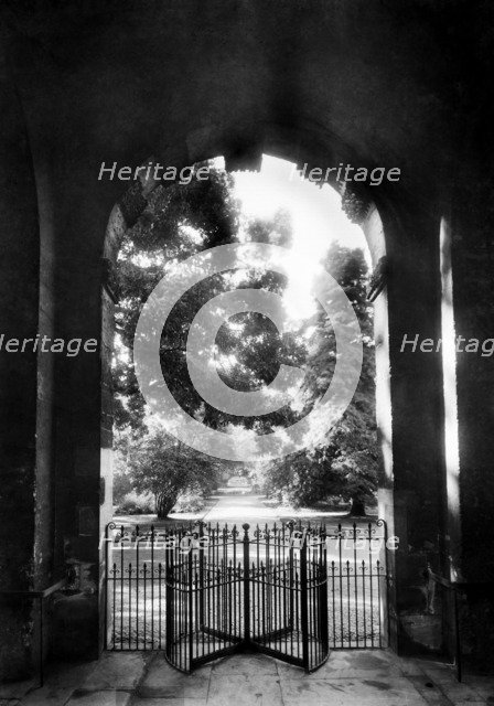 Main gate, Botanic Garden, High Street, Oxford, Oxfordshire, 1911. Artist: Henry Taunt.