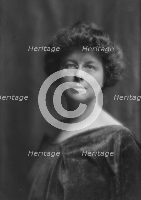 Ward, Mable R., Mrs., portrait photograph, 1913. Creator: Arnold Genthe.