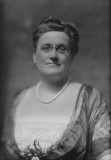 Moore, William H., Mrs., portrait photograph, 1914 Apr. 2. Creator: Arnold Genthe.