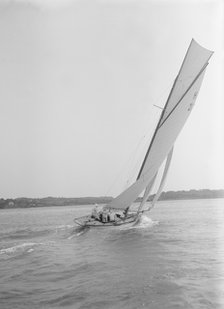 'Le Jade', a gaff rigged 8 Metre class yacht sailing close-hauled, 1912. Creator: Kirk & Sons of Cowes.