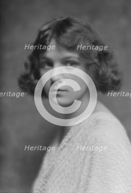 Isadora Duncan dancer, portrait photograph, between 1915 and 1923. Creator: Arnold Genthe.