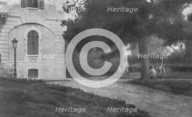 'L'Arrestation des consule des puissances ennemies a Salonique; au Consulat de Turquie..., 1916. Creator: Unknown.