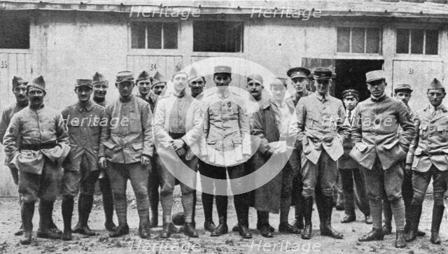 'Un match militaire de football a Paris; L'equipe du 20e corps en tenue militaire', 1916. Creator: Unknown.