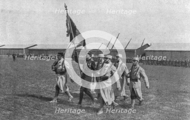 'Le drapeau de l'aviation; le sous-lieutenant Guynemer, porte-drapeau de l'aviation', 1916. Creator: Unknown.
