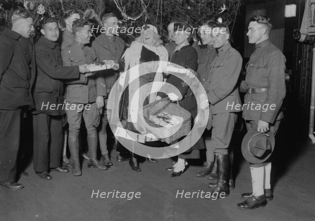 Marie Dressler as S. [Santa] Claus, between c1915 and c1920. Creator: Bain News Service.