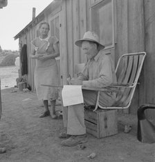 Oklahoma farmer, now living in Cow Hollow, is a FSA borrower, Malheur County, Oregon, 1939 Creator: Dorothea Lange.