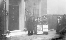 Two suffragettes outside No 10 attempt to speak to the Prime Minister, January 1909. Artist: Unknown