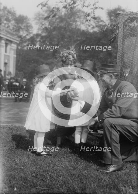 Mrs. W.W. Niles & children, between c1915 and c1920. Creator: Bain News Service.